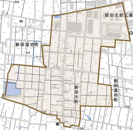 新田大町とその周辺の地図。町の範囲を重ねている