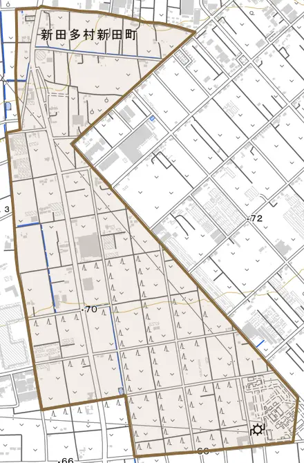 新田多村新田町とその周辺の地図。町の範囲を重ねている
