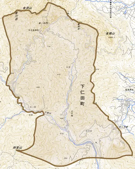 大字上小坂とその周辺の地図。町の範囲を重ねている