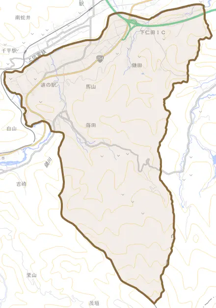 大字馬山とその周辺の地図。町の範囲を重ねている