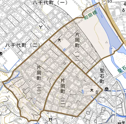片岡町とその周辺の地図。町の範囲を重ねている