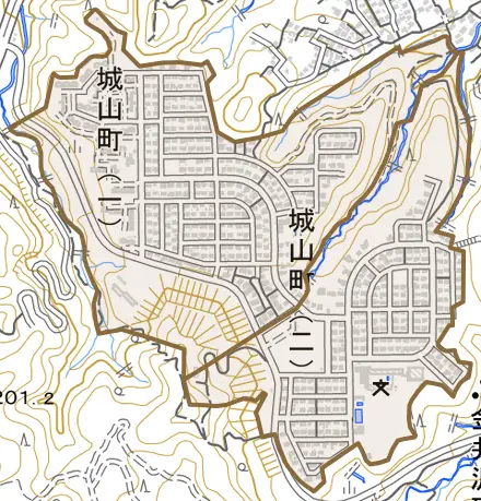 城山町とその周辺の地図。町の範囲を重ねている