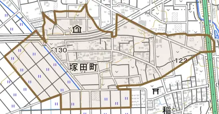塚田町とその周辺の地図。町の範囲を重ねている