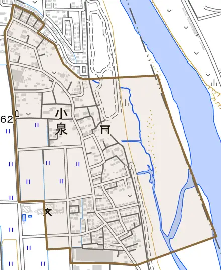 大字小泉とその周辺の地図。町の範囲を重ねている