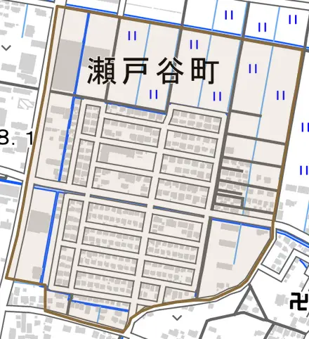 瀬戸谷町とその周辺の地図。町の範囲を重ねている