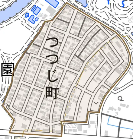 つつじ町とその周辺の地図。町の範囲を重ねている