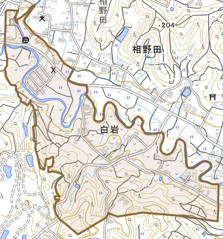 白岩とその周辺の地図。町の範囲を重ねている