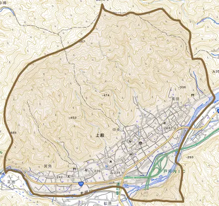 大字上殿とその周辺の地図。町の範囲を重ねている