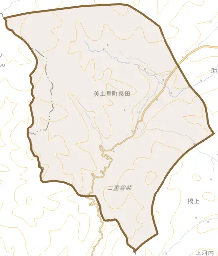 美土里町桑田とその周辺の地図。町の範囲を重ねている