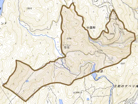 小国町とその周辺の地図。町の範囲を重ねている