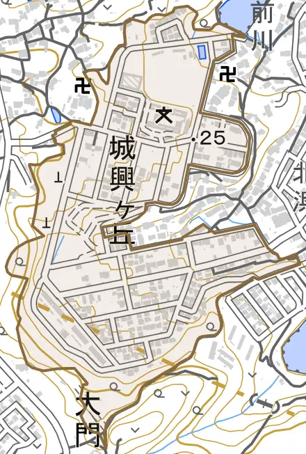 城興ケ丘とその周辺の地図。町の範囲を重ねている