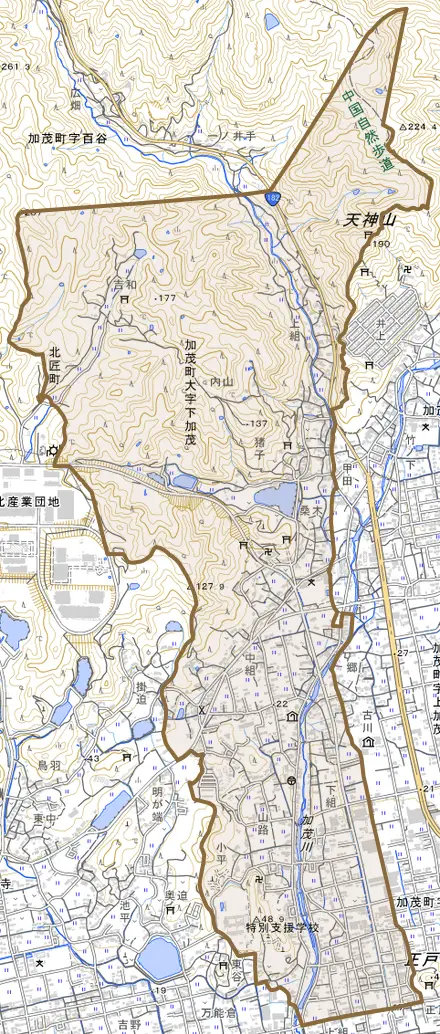 加茂町大字下加茂とその周辺の地図。町の範囲を重ねている