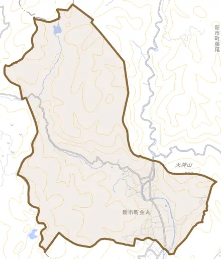 新市町大字金丸とその周辺の地図。町の範囲を重ねている