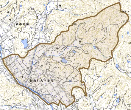 新市町大字上安井とその周辺の地図。町の範囲を重ねている