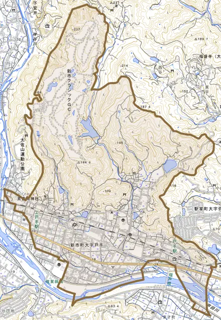 新市町大字戸手とその周辺の地図。町の範囲を重ねている