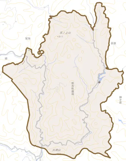 新市町大字藤尾とその周辺の地図。町の範囲を重ねている