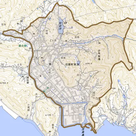 沼隈町大字草深とその周辺の地図。町の範囲を重ねている