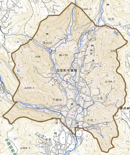 加茂町字粟根とその周辺の地図。町の範囲を重ねている
