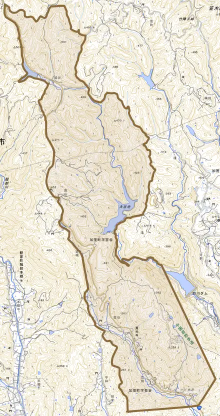 加茂町字百谷とその周辺の地図。町の範囲を重ねている
