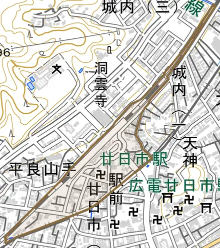 駅前とその周辺の地図。町の範囲を重ねている