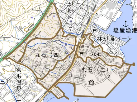 丸石とその周辺の地図。町の範囲を重ねている