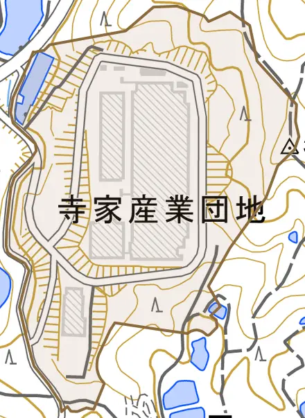 寺家産業団地とその周辺の地図。町の範囲を重ねている