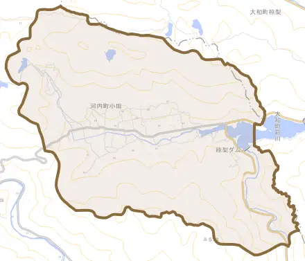 河内町小田とその周辺の地図。町の範囲を重ねている