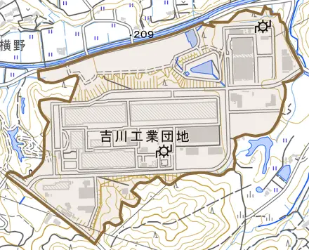 吉川工業団地とその周辺の地図。町の範囲を重ねている