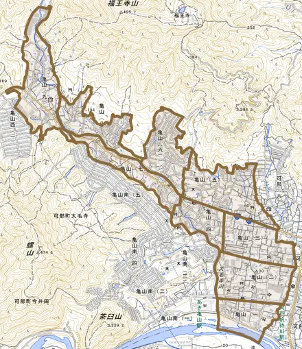亀山とその周辺の地図。町の範囲を重ねている