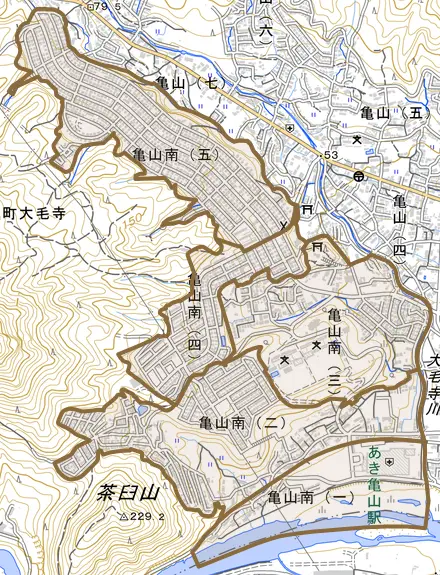亀山南とその周辺の地図。町の範囲を重ねている