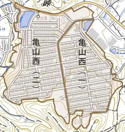 亀山西とその周辺の地図。町の範囲を重ねている