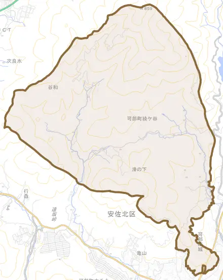 可部町大字綾ケ谷とその周辺の地図。町の範囲を重ねている