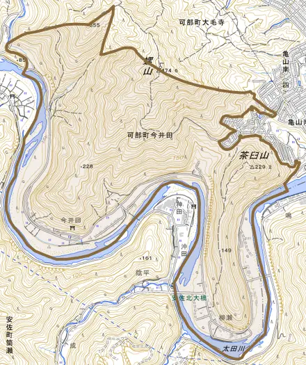 可部町大字今井田とその周辺の地図。町の範囲を重ねている