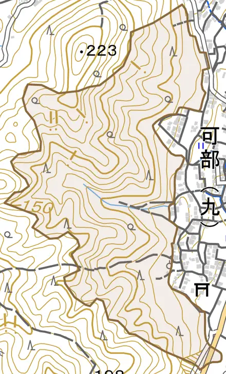 可部町大字城とその周辺の地図。町の範囲を重ねている