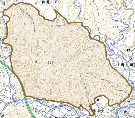 沼田町大字伴とその周辺の地図。町の範囲を重ねている