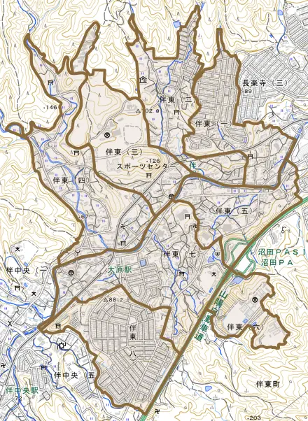 伴東とその周辺の地図。町の範囲を重ねている