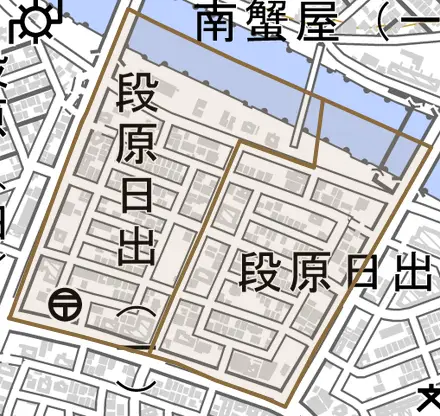 段原日出とその周辺の地図。町の範囲を重ねている