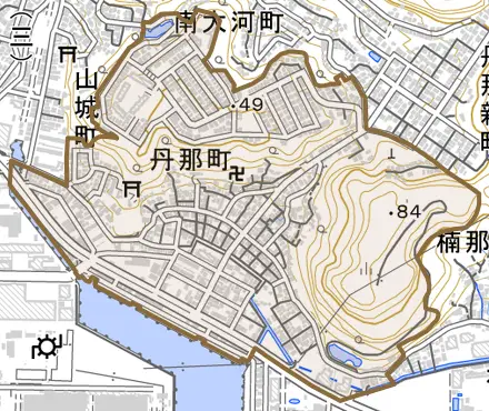 丹那町とその周辺の地図。町の範囲を重ねている