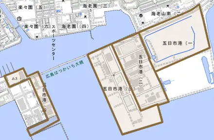 五日市港とその周辺の地図。町の範囲を重ねている