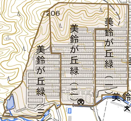 美鈴が丘緑とその周辺の地図。町の範囲を重ねている