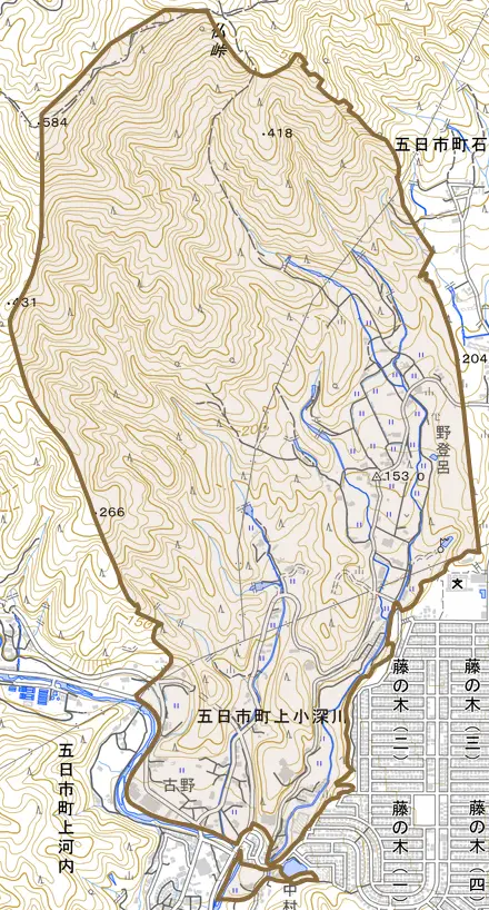五日市町大字上小深川とその周辺の地図。町の範囲を重ねている