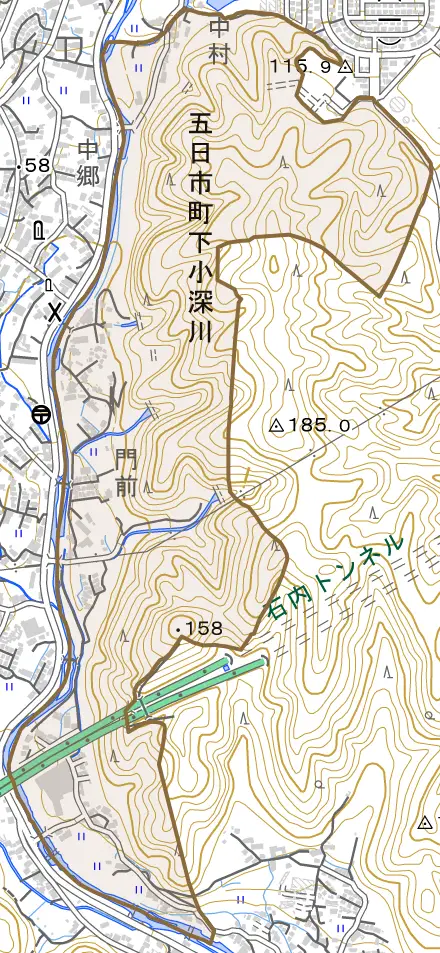 五日市町大字下小深川とその周辺の地図。町の範囲を重ねている