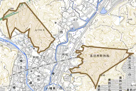 五日市町大字利松とその周辺の地図。町の範囲を重ねている