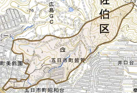 五日市町大字皆賀とその周辺の地図。町の範囲を重ねている