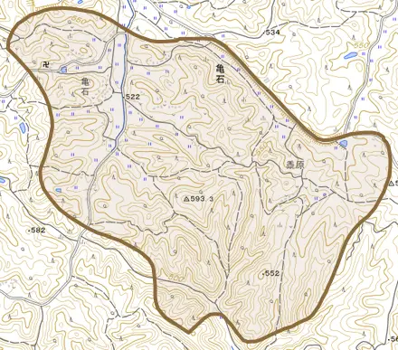 亀石とその周辺の地図。町の範囲を重ねている