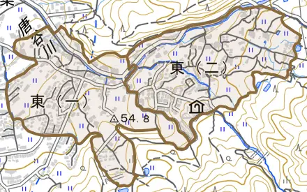 東とその周辺の地図。町の範囲を重ねている