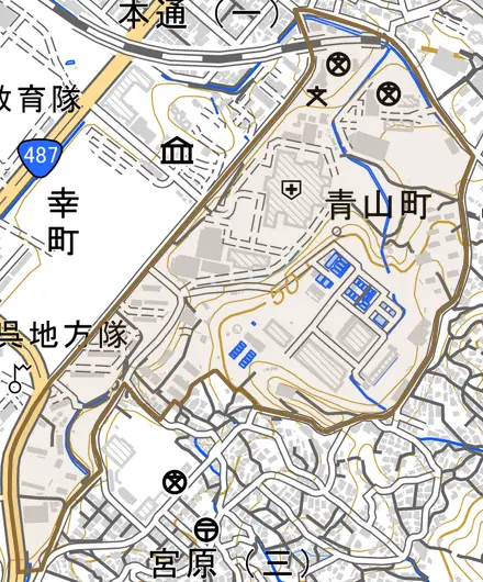 青山町とその周辺の地図。町の範囲を重ねている