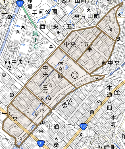 中央とその周辺の地図。町の範囲を重ねている