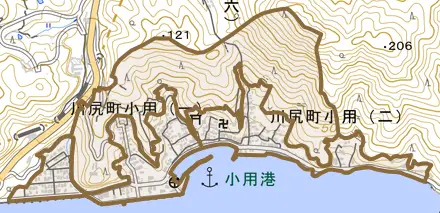 川尻町小用とその周辺の地図。町の範囲を重ねている