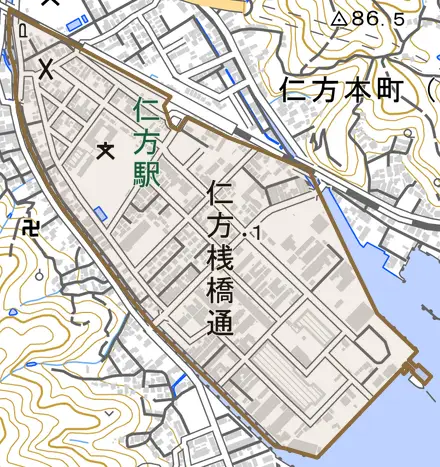 仁方桟橋通とその周辺の地図。町の範囲を重ねている